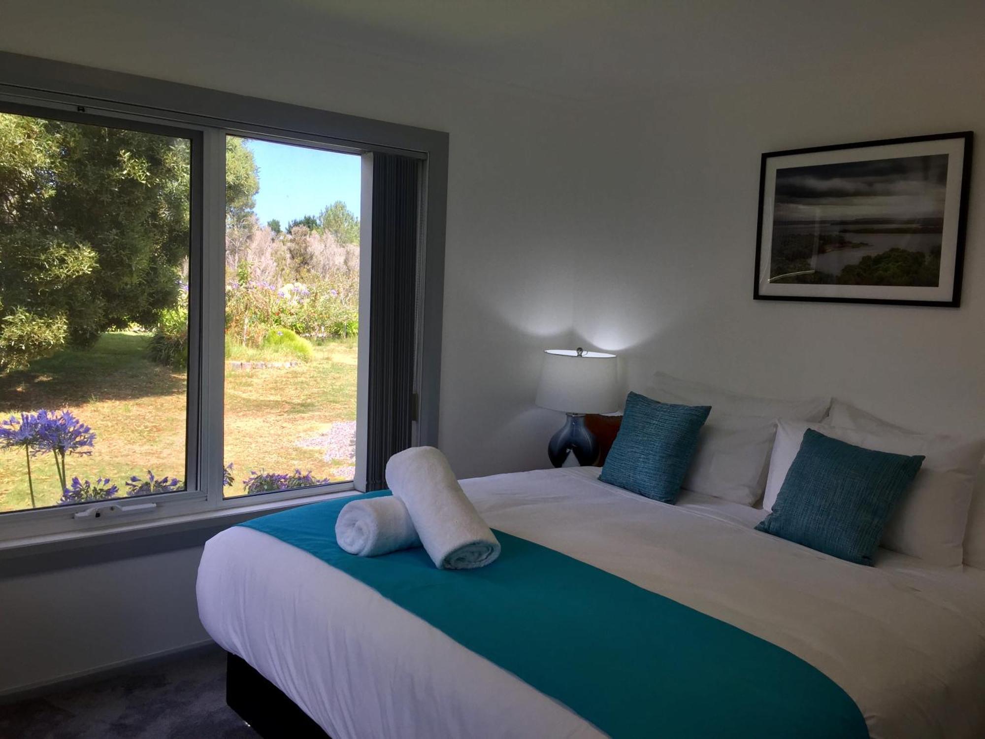 Regatta Point Tavern & Holiday Villas Strahan Exteriör bild