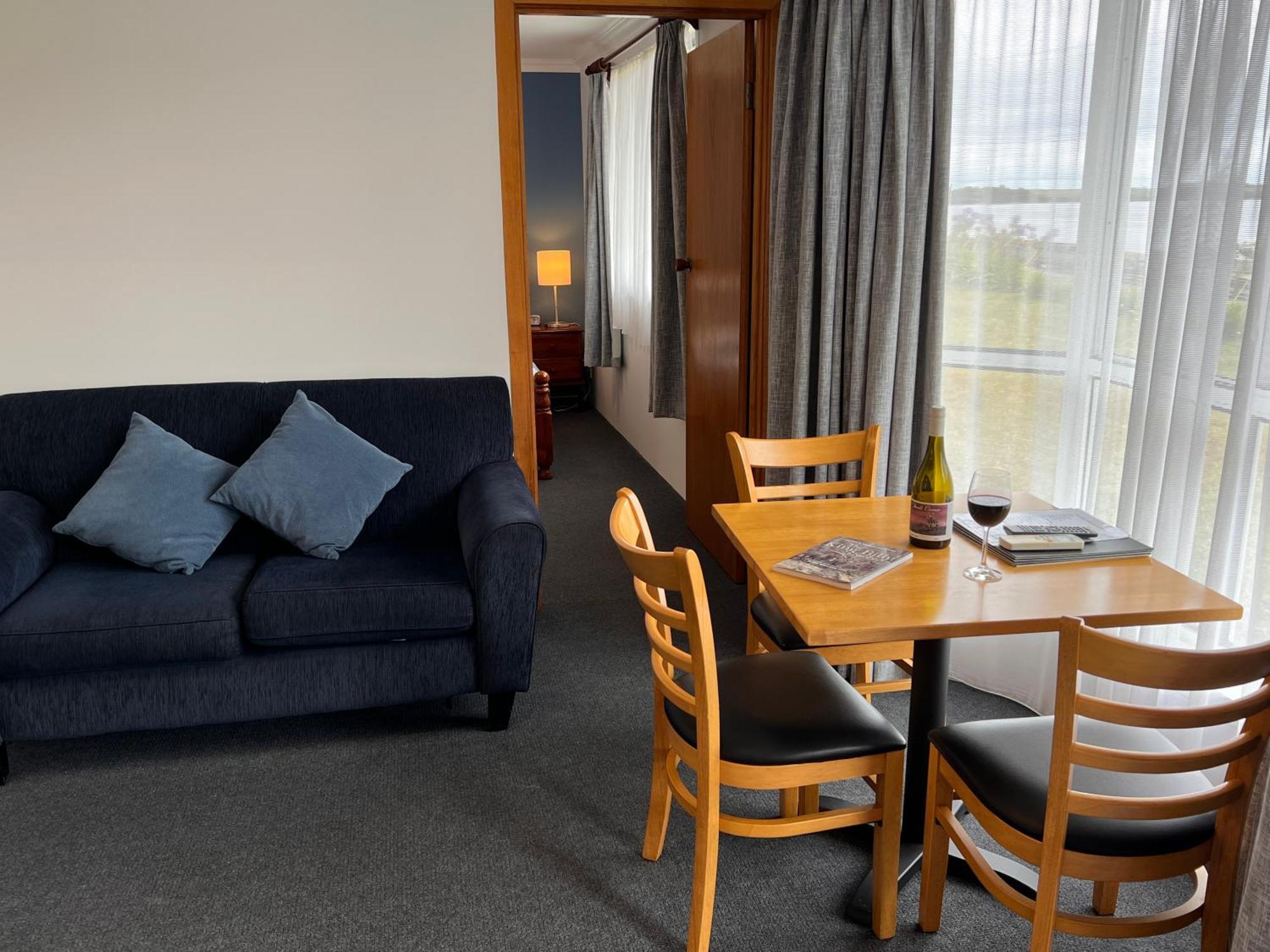 Regatta Point Tavern & Holiday Villas Strahan Exteriör bild