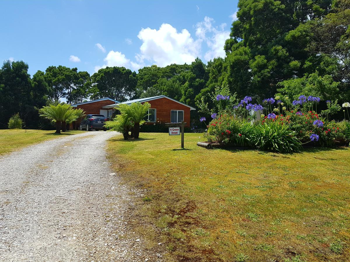 Regatta Point Tavern & Holiday Villas Strahan Exteriör bild